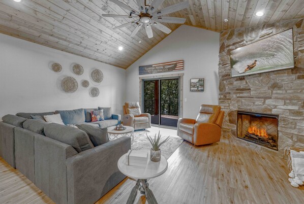 Smart TV, fireplace, books - Lakeview Home with Private hot tub/ lake access! (Branson)