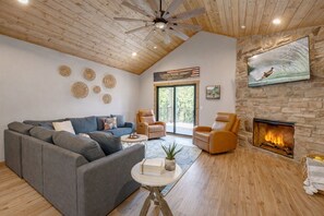 Smart TV, fireplace, books - 5br Lakeview home on Table Rock Lake with Hot Tub (Branson)