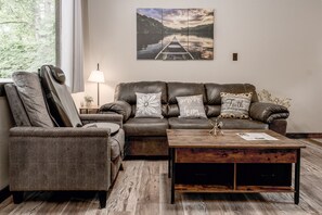 Smart TV, fireplace - 4 Condos  under one roof! Resort pool/hot tub! (Branson)