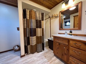 Bathroom amenities - Green Timbers Lodge Redwood Cabin (Homer)