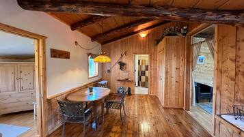 Cabin, 1 Bedroom, Balcony, Mountain View | Dining
