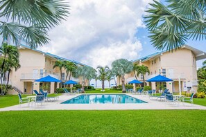 3 bedrooms, Internet - Enjoy Sunsets at Fully Equipped Condo at the Beach (Seven Mile Beach)