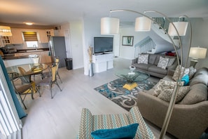 3 bedrooms, Internet - Enjoy Sunsets at Fully Equipped Condo at the Beach (Seven Mile Beach)