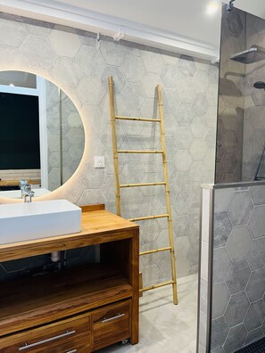 Douche, sèche-cheveux, serviettes fournies, papier toilette
