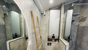 Ein modernes Badezimmer mit einem großen Spiegel, einem Holzwaschtisch, einer Dusche und einer Toilette.