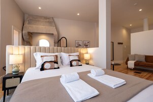 Tabla de planchar con plancha, wifi gratis y ropa de cama 