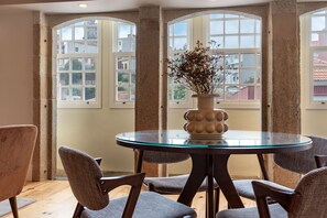 Deluxe Apartment | Dining room