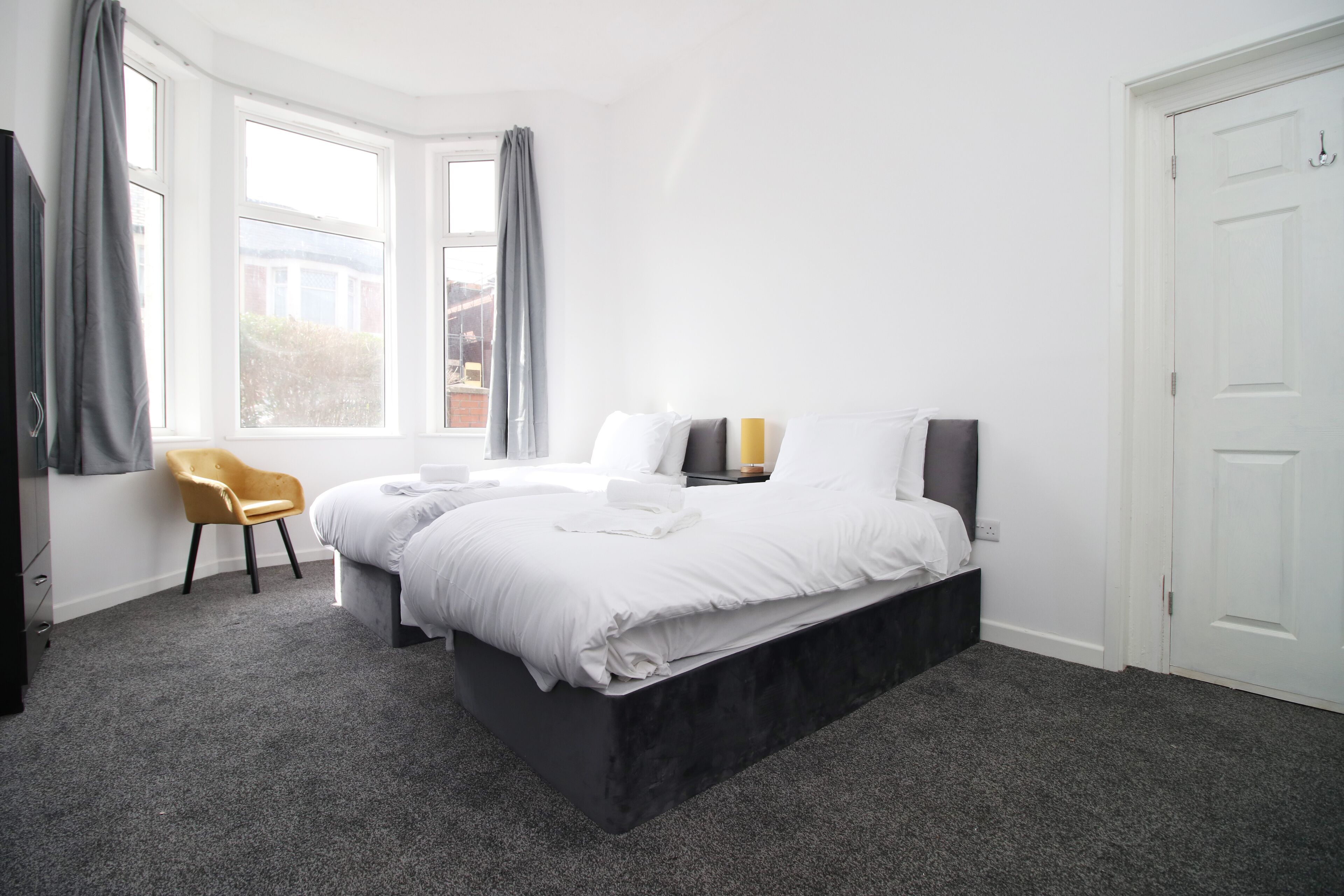 6 kamar tidur, meja kerja, setrika/meja setrika, dan Wi-Fi gratis