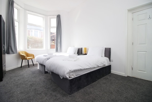 6 bedrooms, desk, iron/ironing board, free WiFi - Rugby Road by Tŷ SA (Newport)