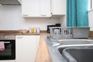 Großer Kühlschrank, Mikrowelle, Ofen, Herdplatte