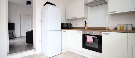 Full-size fridge, microwave, oven, stovetop