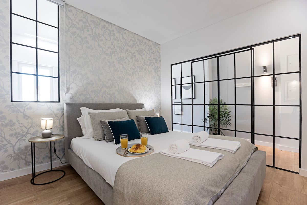 1 habitación, tabla de planchar con plancha, wifi gratis y ropa de cama