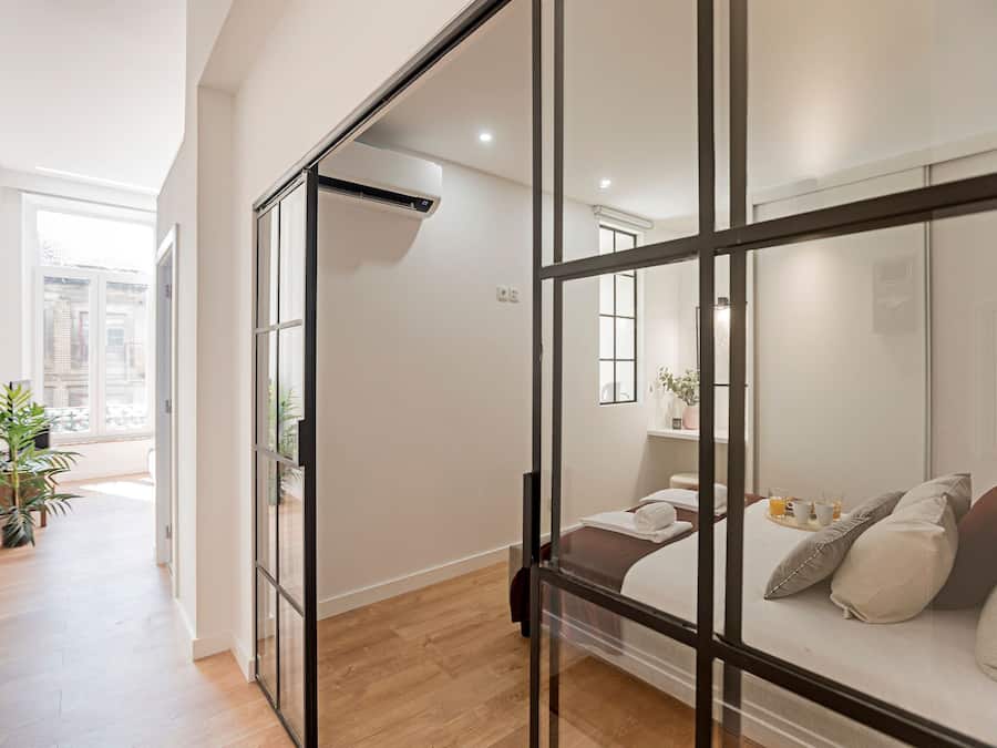 Estudio urbano (3) | Tabla de planchar con plancha, wifi gratis y ropa de cama