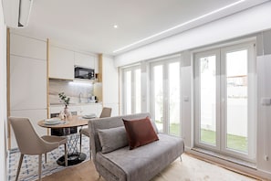 Deluxe Studio (1) | Living area - Urban House by LovelyStay (Porto)