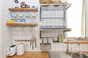 Fridge, oven, stovetop, toaster - Beach Shack Fremantle (Fremantle)