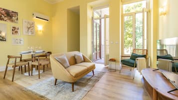 Deluxe Apartment | Living area | Flat-screen TV
