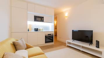 Classic Studio | Living area | Flat-screen TV