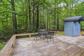 Outdoor dining - Blueberry: 3  BR, 3  BA House in Canaan Valley, Sleeps 6 (Canaan Valley)