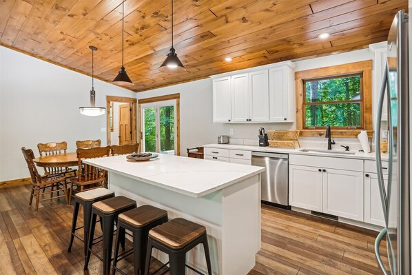 Kylskåp, mikrovågsugn, diskmaskin och kaffe- och tebryggare