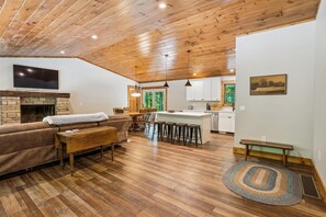 Smart TV, fireplace - Blueberry: 3  BR, 3  BA House in Canaan Valley, Sleeps 6 (Canaan Valley)