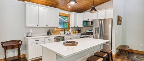 Geladeira, micro-ondas, lava-louças, cafeteira/chaleira