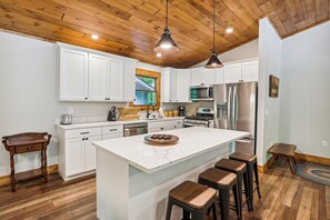 Kylskåp, mikrovågsugn, diskmaskin och kaffe- och tebryggare