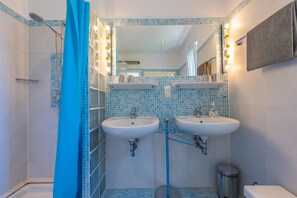 Shower, hair dryer, bidet, towels - Villa Gardenia (Premantura)