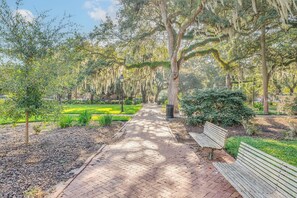Property grounds - Newly Built Carriage House in Unbeatable Location by Lucky Savannah (Savannah)