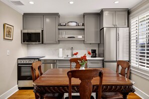 Køleskab, mikrobølgeovn, ovn, kogeplade