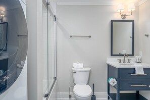 Combined shower/bathtub, hair dryer, towels - Newly Built Executive Rental in Heart of Historic District by Lucky Savannah (Savannah)