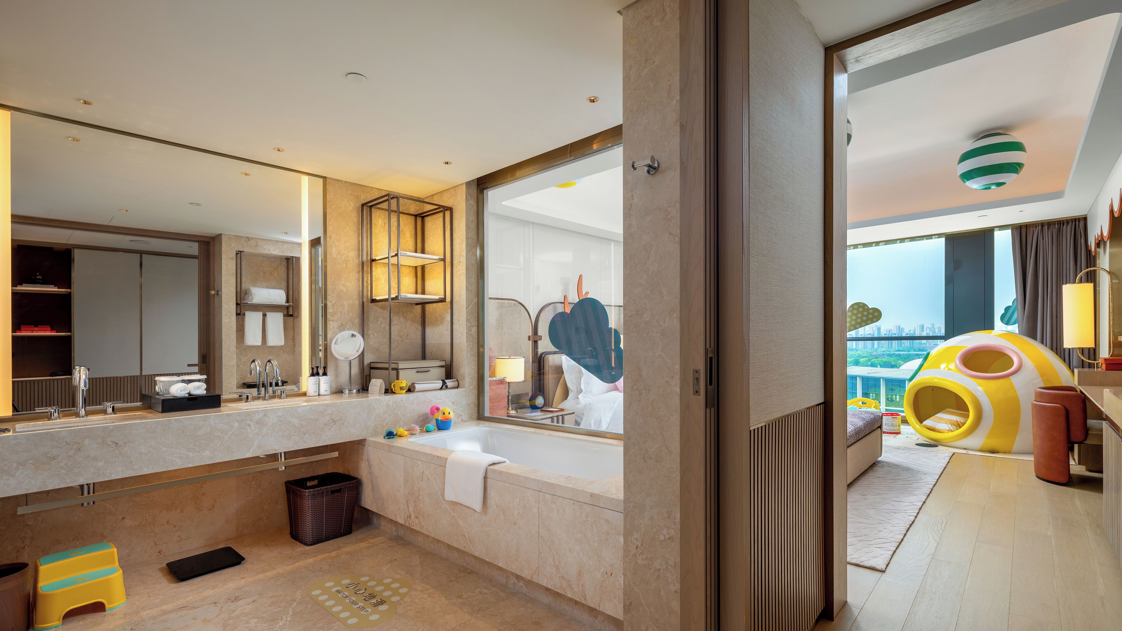 Rom – classic, 1 kingsize-seng (Kids Theme) | Bad | Separat badekar og dusj, regndusjhode og designertoalettartikler