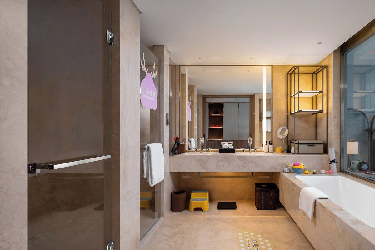 Classic Room, 2 Single Beds (Kids Theme) | Bathroom | Separate bathtub and shower, rainfall showerhead, designer toiletries