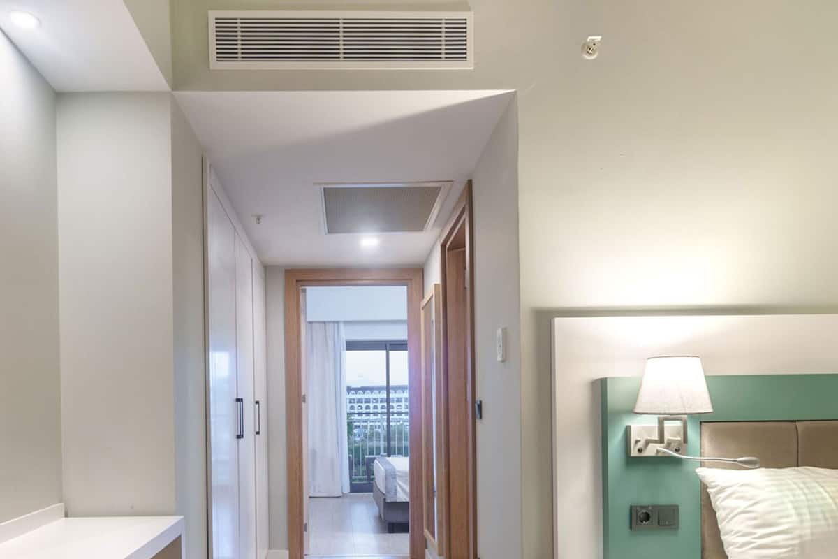 Minibar con artículos gratuitos y caja de seguridad en la habitación