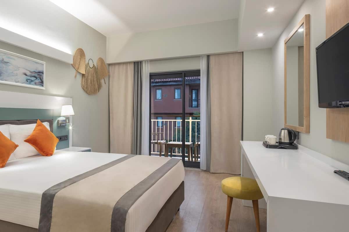 Minibar con artículos gratuitos y caja de seguridad en la habitación