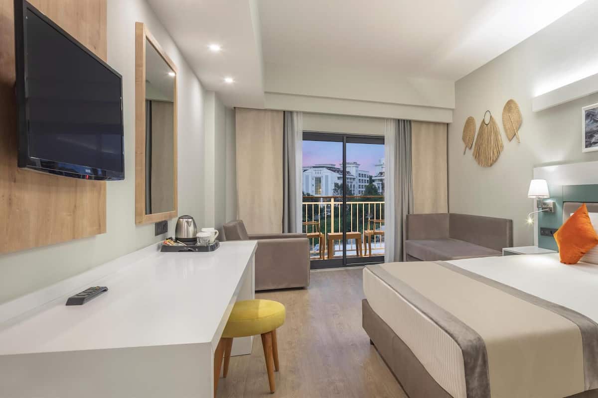 Minibar con artículos gratuitos y caja de seguridad en la habitación