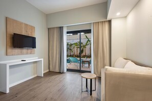 มินิบาร์ฟรี, ตู้นิรภัยในห้องพัก, เตารีด/โต๊ะรีดผ้า, Wi-Fi ฟรี