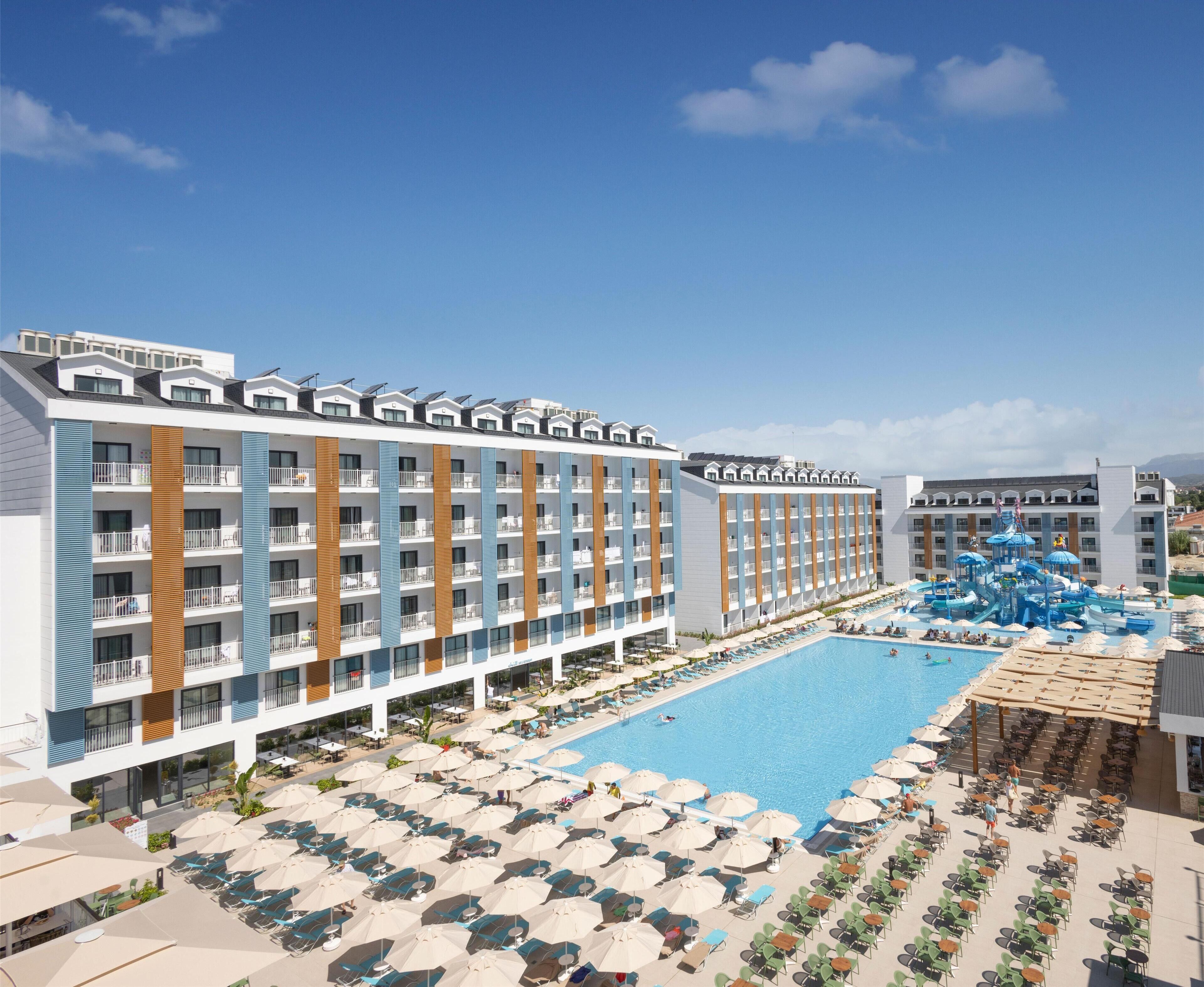 Un hôtel comprenant plusieurs étages, une piscine et un parc aquatique.