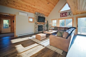 Smart TV, fireplace - Songo Chalet - Sleeps 12. Hot Tub. In Bethel, 10 min from Sunday River! (Bethel)
