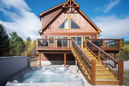 Songo Chalet - Sleeps 12. Hot Tub. In Bethel, 10 min from Sunday River!