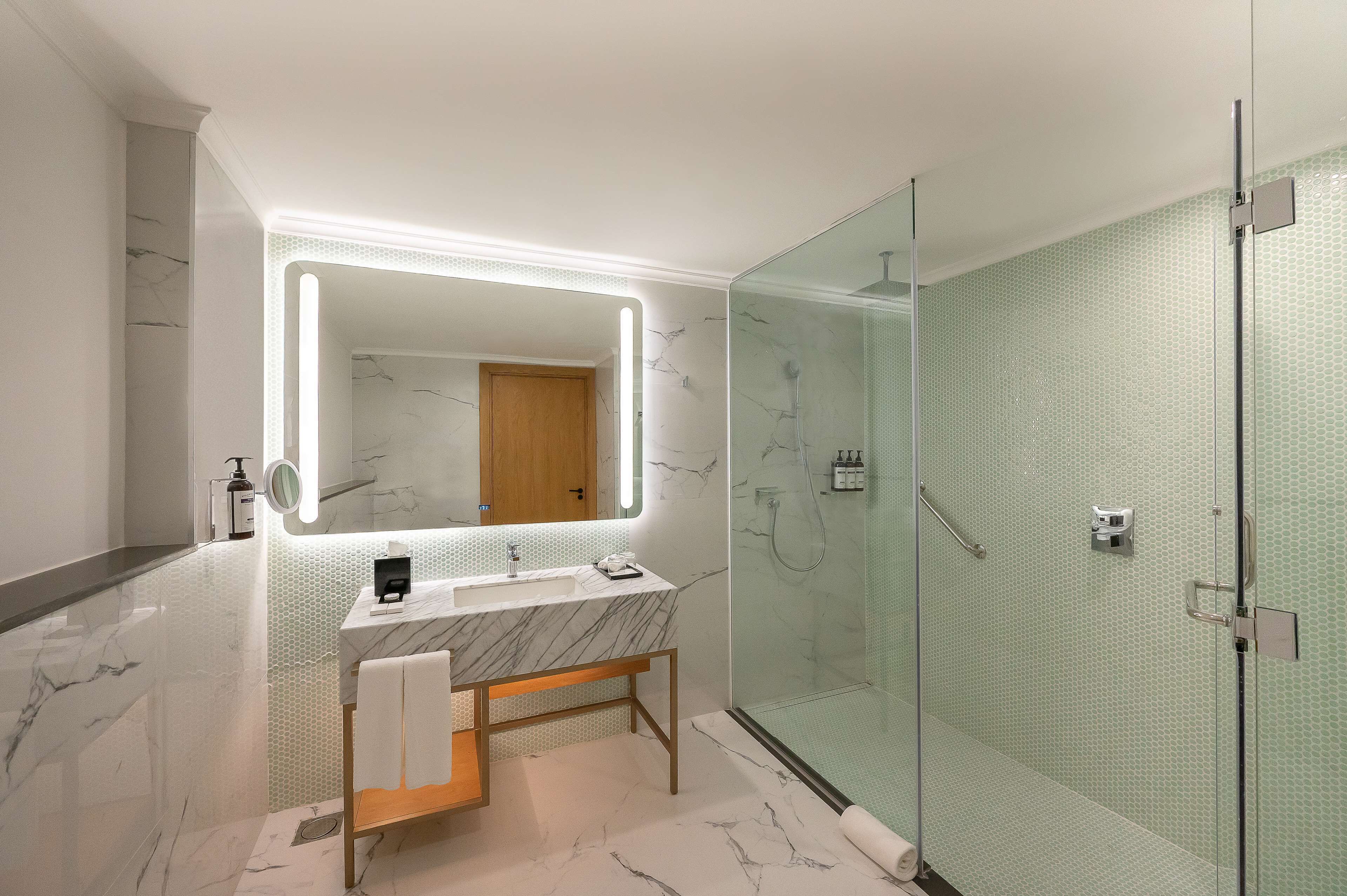 Shower, rainfall showerhead, free toiletries, hair dryer