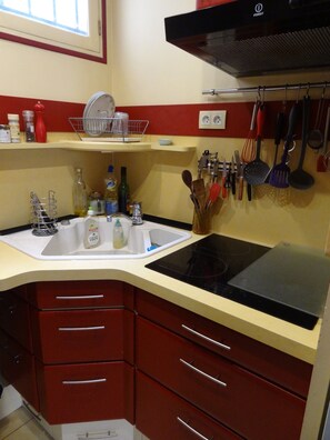 Kjøleskap, mikrobølgeovn, ovn og kjøkkenutstyr