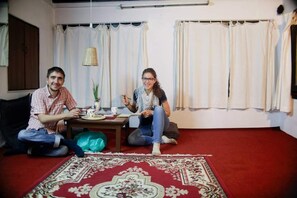 Klassieke Twin kamer | Een laptopwerkplek, geluiddichte muren, een strijkplank/strijkijzer