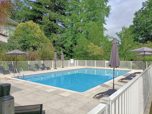 T2 avec jardinet dans résidence avec piscine E99