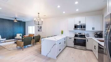 Lemari es, microwave, oven, dan kompor