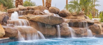 HÓZHÓ on the River | Resort Pool, Theater & Fun