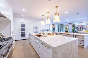 Fridge, microwave, oven, stovetop - HÓZHÓ Sunnyside | Lazy River | Indoor Pickleball (Scottsdale)