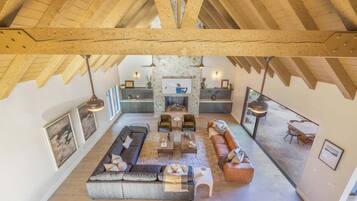 Televisión, chimenea y oficina