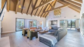 Televisión, chimenea y oficina