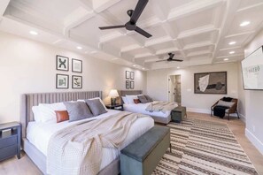 14 slaapkamers, een bureau, een strijkplank/strijkijzer, reisbedje