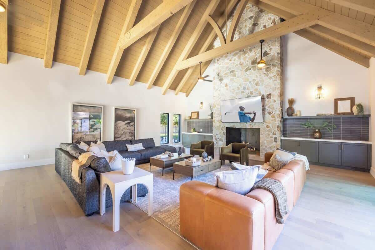 Televisión, chimenea y oficina 